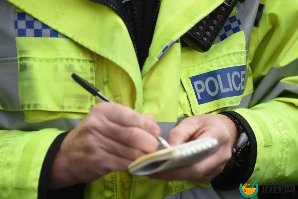 一个孩子在橄榄球场上被车撞后死亡
