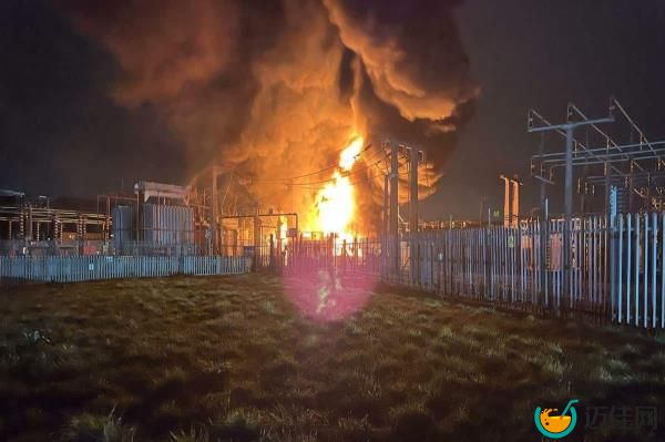 当地居民听到“巨大的爆炸声”，大火导致希思罗机场关闭