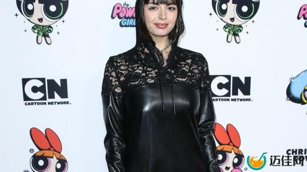 丽贝卡·布莱克（Rebecca Black）在青少年成名期间一直在努力“应对”