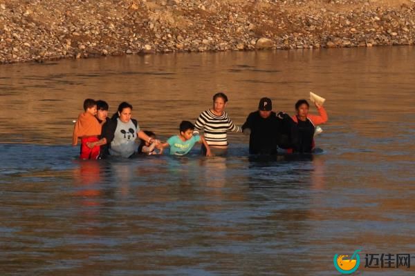 A group of migrants from Ho<em></em>nduras and Venezuela are guided by a one-armed smuggler through the Rio Grande River before entering Eagle Pass, Texas.