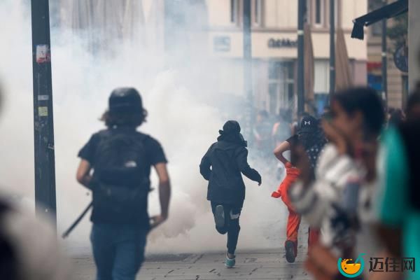 一位英国公民说，马赛的暴力抗议“就像一场迷你内战”