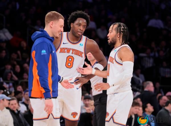 Knicks guard Jalen Brunson #11 speaks with forward OG Anunoby #8 and guard Do<em></em>nte DiVincenzo #0 on the court.