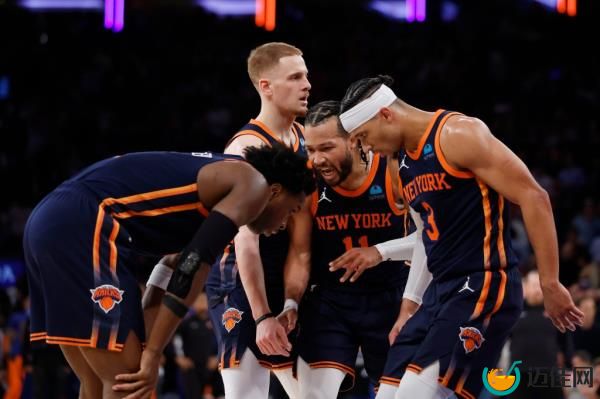 Jalen Brunson of the Knicks huddles with Josh Hart, Do<em></em>nte DiVincenzo, and OG Anunoby during Game agains the 76ers.