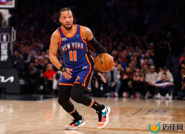Knicks guard Jalen Brunson (11) dribbles the ball against the Boston Celtics 