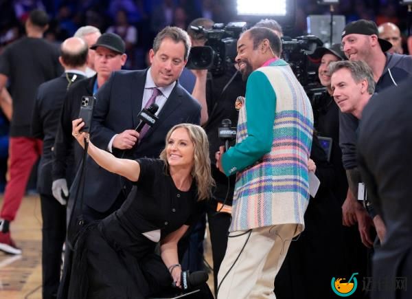 Rebecca Haarlow with Kenny Albert, Clyde Frazier and MSG Network staff.