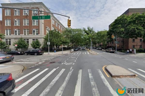 A sicko tried to lure a 9-year-old girl into his car at 34th Avenue and 93rd Street in Queens Tuesday – but fled when the girl ran to her mom, a school crossing guard, cops and sources said.