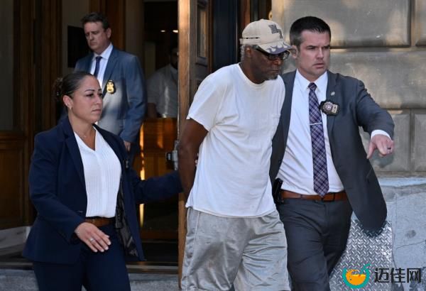 Bronx Homicide Detective Robert Kleinom a BLM protester