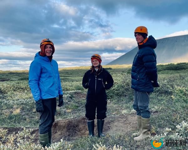 Jame sand Oliver Phelps standing in a  field in helmets with Bo<em></em>nnie Wright. 