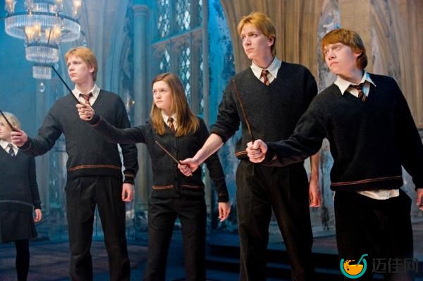 James and Oliver Phelps as Fred and George Weasley with Ginny (Bo<em></em>nnie Wright) and Ron Weasley (Rupert Grint) holding wands. 