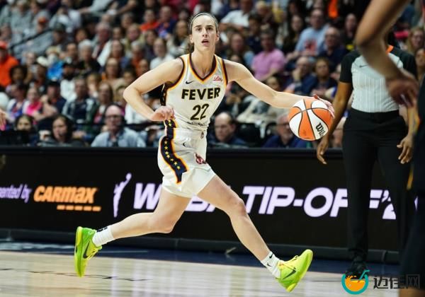 Fever guard Caitlin Clark (22) returns the ball against the Co<em></em>nnecticut Sun