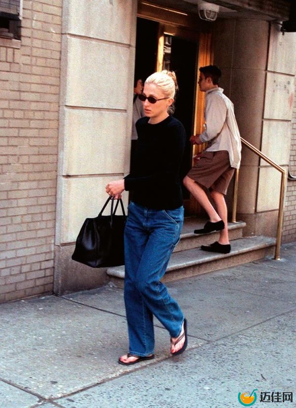 Carolyn Bessette Kennedy carrying large black bag. 