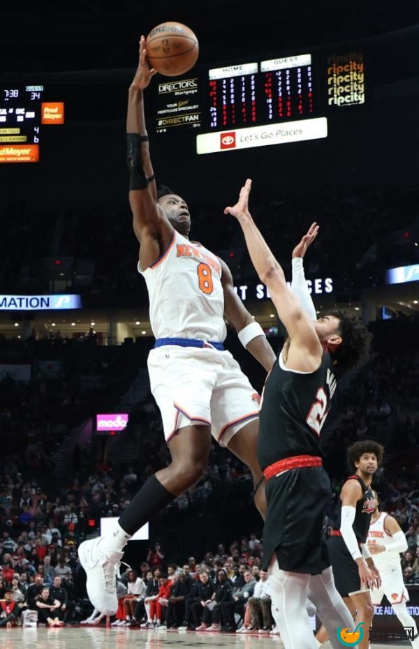 OG Anunoby (8) felt pain in his elblow during the Knicks