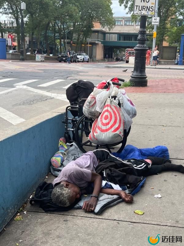 A photo of an unco<em></em>nscious person on Walton Avenue between East 158th and East 157th Streets. 