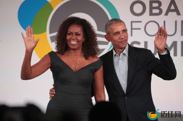Michelle and Barack Obama waving. 