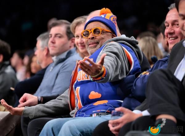 Spike Lee reacts during the first half of the Knicks