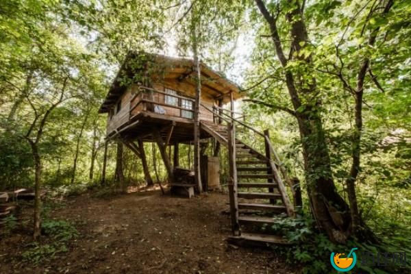 The quaint Romanian village for sale. Entire village for sale at ￡650,000 complete with timber and stone houses, a pavilion and its own zip line. 