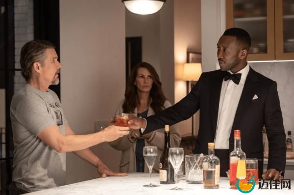 Ethan Hawke, Julia Roberts, and Mahershala Ali in 