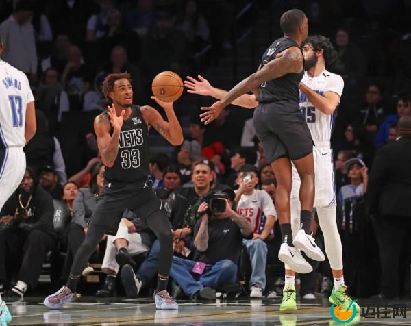 Shake Milton #7 of the Brooklyn Nets makes a jumping pass to Nic Claxton #33 of the Brooklyn Nets during the second half when the Orlando Magic defeat the Brooklyn Nets 123-100 Friday, November 29, 2024 at Barclays Center in Brooklyn, NY.