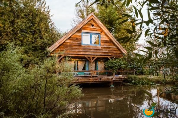 The quaint Romanian village for sale. Entire village for sale at ￡650,000 complete with timber and stone houses, a pavilion and its own zip line. 