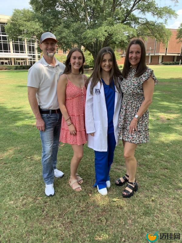 Family portrait of the Rileys: Dad John, Llauren (2nd from left), Laken (3rd from left), and mom Allyson Phillips