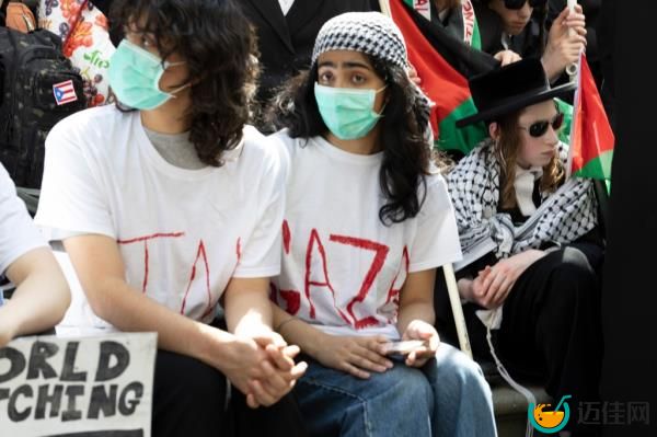High school students rallying for Gaza on the steps of Tweed Courthouse, with a student wearing a 