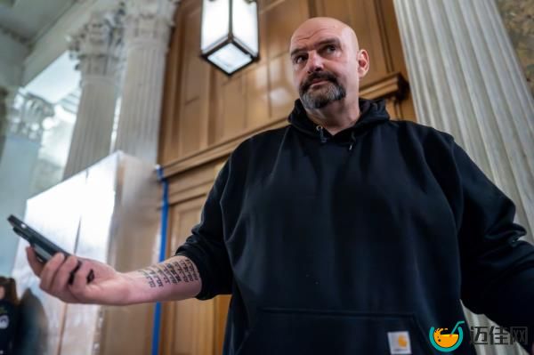 Sen. John Fetterman, D-Pa., arrives as the Senate holds a procedural vote on a package of wartime funding for Ukraine, Israel and other U.S. allies, at the Capitol in Washington, Friday, Feb. 9, 2024. (AP Photo/J. Scott Applewhite)</p><p>　　