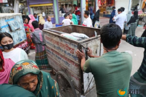 With increased expenditure comes increased waste, hence the haat-bazaars in the local areas see increasing pressure of waste every year.Photo: Mehedi Hasan</p><p>　　