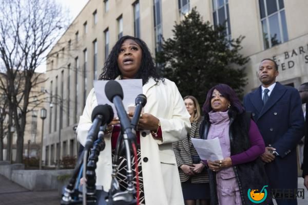 Fulton County election workers Shaye Moss (L) and Ruby Freeman (2-R) speak to reporters after Rudy Giuliani, former attorney for former President Do<em></em>nald Trump