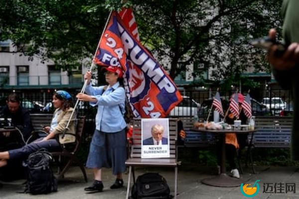 Simpatizantes del expresidente afuera de la Corte de Nueva York, este 30 de mayo.