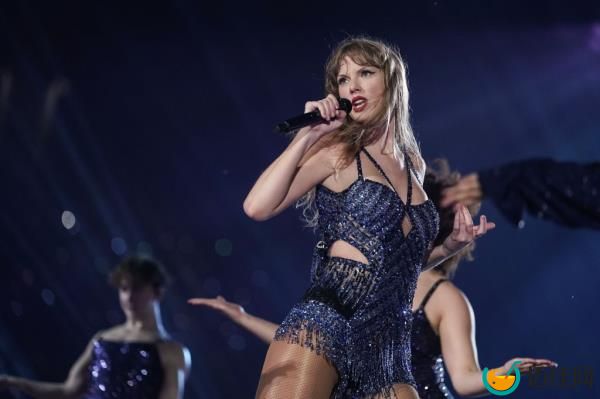 Taylor Swift performing 
