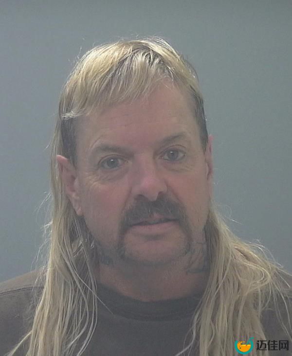 Tiger King star Joe Exotic rocks a lo<em></em>nger mullet in his new prison booking photo.