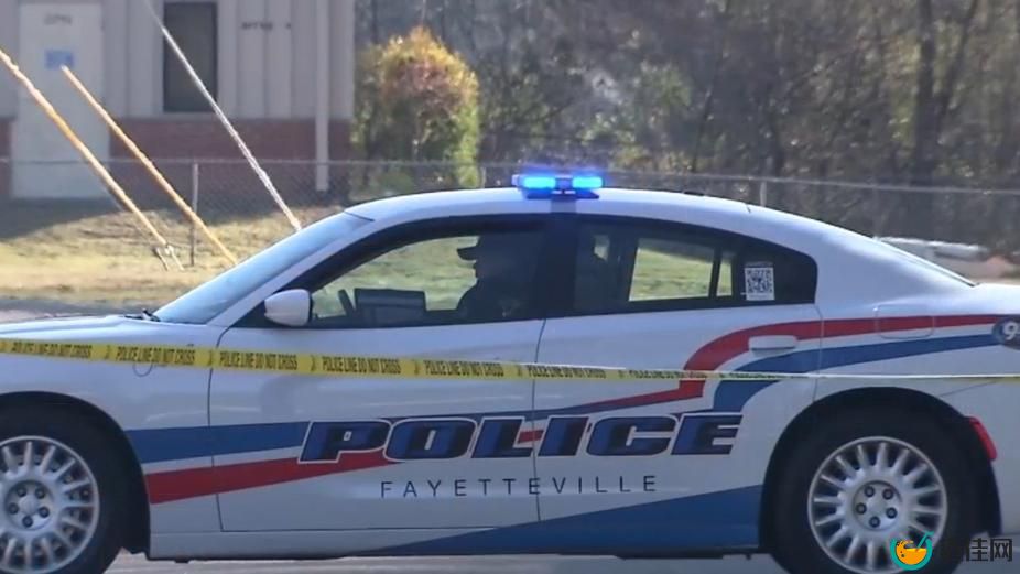 费耶特维尔警方K-9警犬训练员被摄像机拍到殴打他的狗