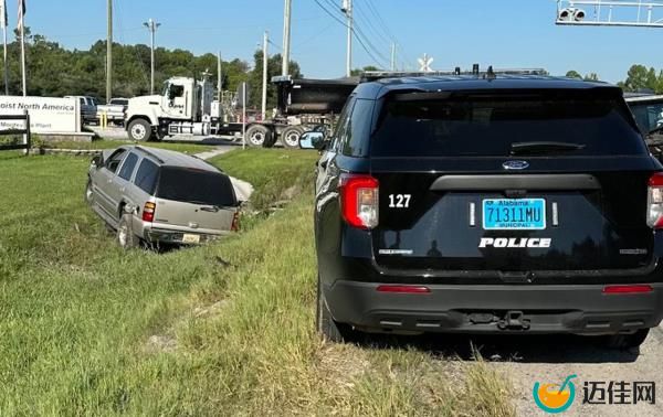 杰夫科警官的母亲在伯明翰被劫车;嫌犯在追捕后被捕，在卡莱拉撞车