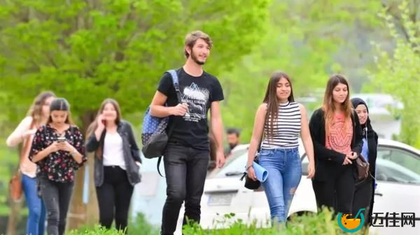 学生们越来越不愿意在校内学习