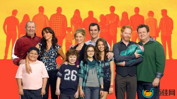 An edited image of the main cast of Modern Family