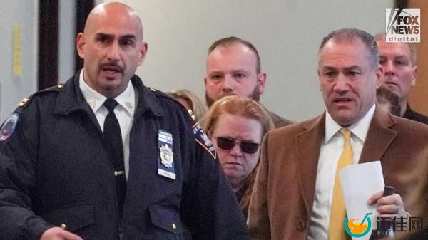 Asa Ellerup and attorney Bob Macedo<em></em>nio arrive at the Suffolk County Courthouse