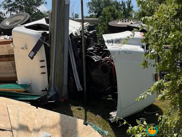 在280号国道上翻车，司机被直升机送往医院