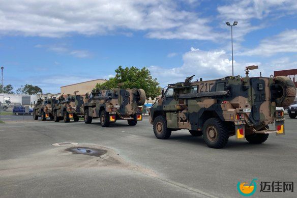 A co<em></em>nvoy of Australian Army Protected Mobility Vehicles on way from Caboolture to Greenbank as part of perso<em></em>nnel from Brisbane’s 11th Brigade providing local assistance to the Logan, Gold Coast and Scenic Rim areas.